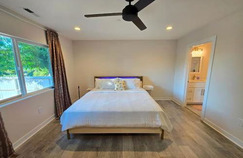 Lakefront Retreat • Private Yard + Fireplace - Foto 22