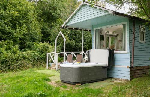 Woodland Art Studio - Cosy Woodland Studio with Private Hot Tub - Photo 21