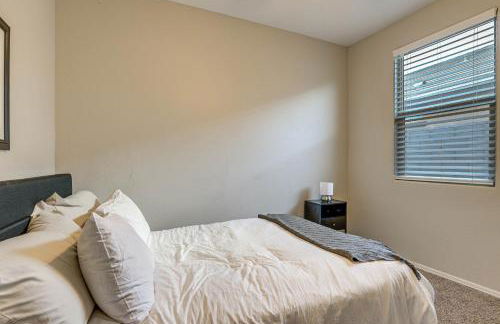 Outdoor Oasis with Pool and Spa Goodyear Getaway - Foto 19