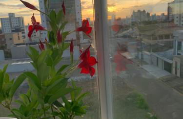 Sacada com ar, rede, pôr do sol, lareira e cinema no Candeias - Foto 13