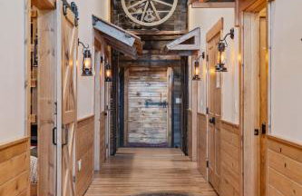 Historic Yellowstone Saloon - Foto 9