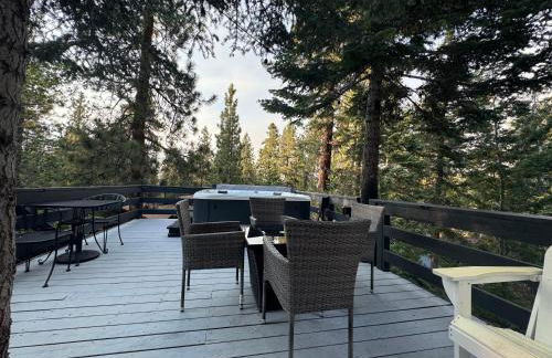 Entire Cabin, Walk to Ski Slopes, Hot Tub, Pet Friendly, Fast WiFi, 2 Parking, 2 Fireplace, Wash & Dryer, Fenced, Fire Pit, BBQ, Hike, Golf, Zoo - Foto 1