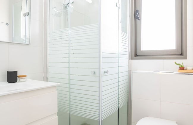 Sunlit Balcony & Coastal Charm by Sea N' Rent - Foto 27