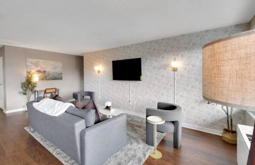 Large 3 bedroom Family Suite, Private Balcony, 5 min to DCA, Gym, Pool and more! - Photo 17