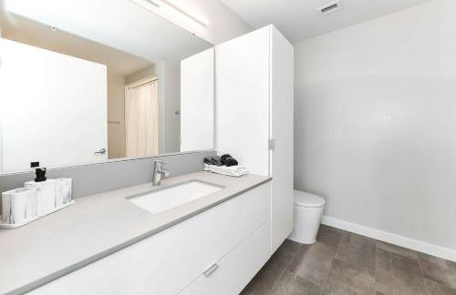 Urban 2BR Oasis with Scenic Rooftop and Gym - Foto 68