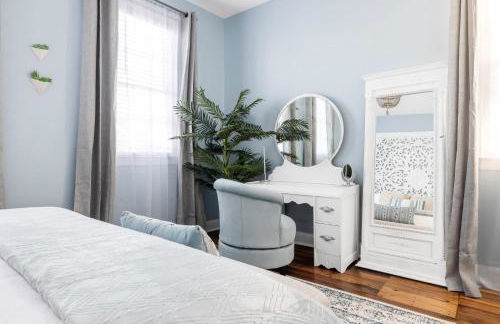 Charming Secluded Courtyard - 1 BLOCK TO KING - Foto 13