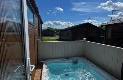 Lazy Bunny Lodge with Hot Tub - Foto 9