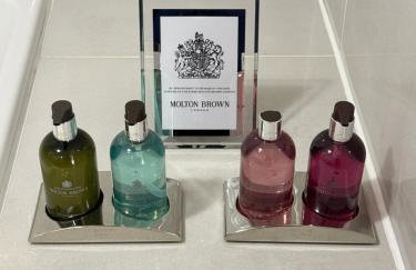 Stansted Airport Stay, Parking and Luxury Suite - Foto 9