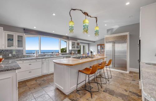 Luxe Remodeled Oceanfront Home on the Bluff - Foto 10