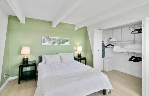 Water & Mountain View Apt - Walk to Waterfront - Foto 2