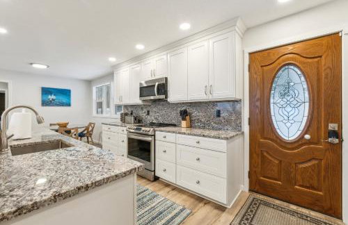 Beautiful Torch Lake House with Beach Access home - Foto 25