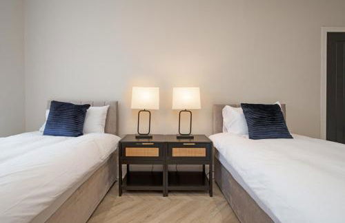 3BR Home Sleeps 6 Near Airport with Parking - Foto 16