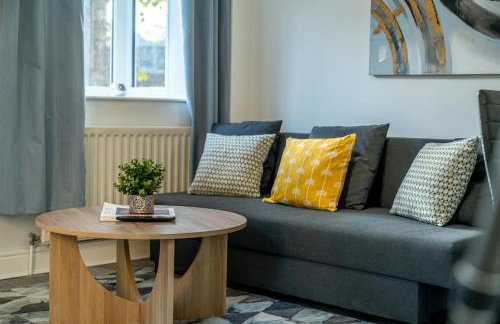 COZY 3 Bed House With Garden & Parking in Rochester, Kent Mins to Train Station, WiFi - Foto 15