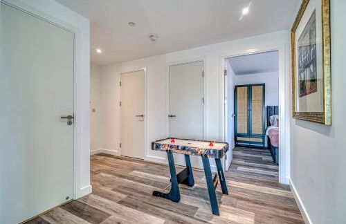 2-BR Flat - City & Town Centre View -1 Minute to Train & Tram Station - Sleeps 5 - Foto 26