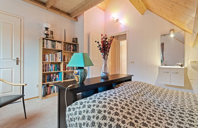 Terrace Apartment With Lush Garden - Photo 5