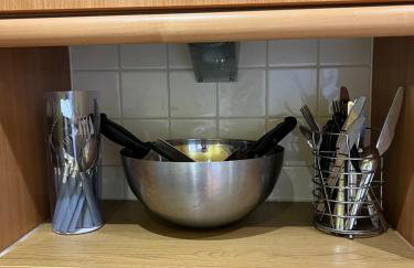 1 bedroom budget homely apartment, with free private parking and long term deals available - Foto 19