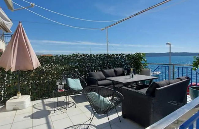 Coastal Charm in Kaštel Kambelovac With Terrace & Sea Views - Foto 9