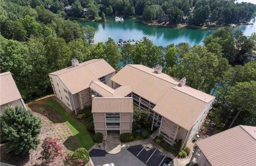 Views, Pools and Marina Lake Keowee Condo! - Foto 15