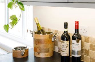 " Orchard Croft Lodge ", New Property, DOG FRIENDLY, Ideal for all Goodwood Events, 5 Minutes from Southend Barns, 9 Minutes From Sandy West Wittering Beach, 2 Bathrooms, Can Sleep 8 On Request, ' Starlink ' Wi-Fi & Sky Sports, Zip & Link Super-King beds - Foto 42