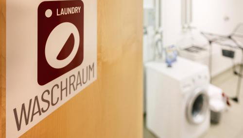 7SCHWABEN - 7 vollausgestattete Wohnungen unter einem Dach mitten in Bad Urach - Küche - Bad - WLAN - Waschmaschine - kostenloses Parken - E-Bike-Garage mit Ladestation - Altstadt, Bus, Bahn, E-Ladestation unter 5 Min - barrierefrei - rollstuhlgerecht - Foto 4