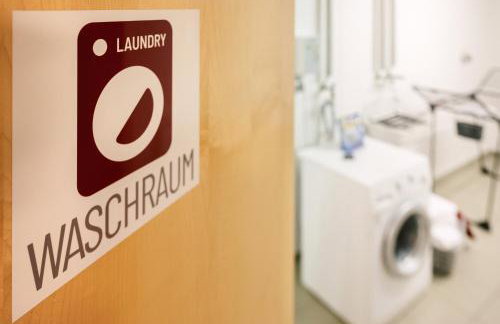 7SCHWABEN - 7 vollausgestattete Wohnungen unter einem Dach mitten in Bad Urach - Küche - Bad - WLAN - Waschmaschine - kostenloses Parken - E-Bike-Garage mit Ladestation - Altstadt, Bus, Bahn, E-Ladestation unter 5 Min - barrierefrei - rollstuhlgerecht - Foto 4