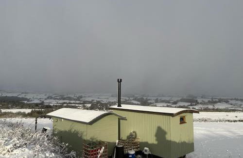 Oakley View Shepherds Hut with hot tub - Photo 5
