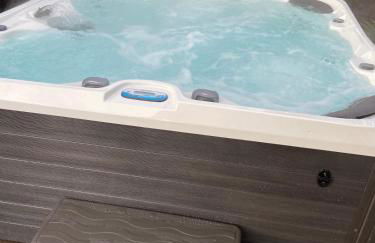 Waterfront Sleeps 6 near Marina with Hot Tub - Foto 17