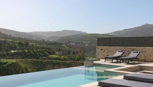 Venerato Villas Ampela & Apolonia, with Pool, Spa Whirlpool & Heritage, By ThinkVilla - Foto 2, sunbed