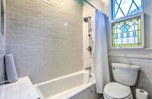 Colorful Cottage with Deck about 5 Mi to Downtown! - Foto 17