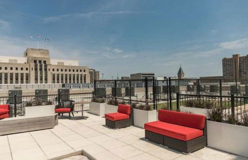 Stunning Downtown Studio with Rooftop Patio - Photo 18