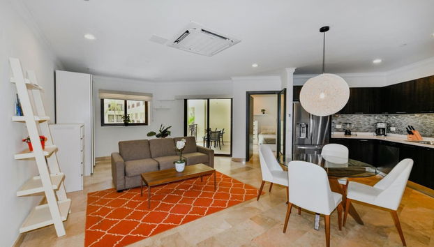 Amazing 1BR 2BA Condo Great Location w Pool GYM - Foto 2, Habitación