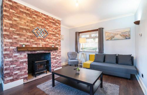 Stylish 3 Bed House-Free Parking - by Holiday Homes - Photo 1