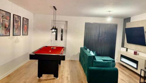 Sofi's Stay, Cosy 3 bed house, 5 mins Walk to Leeds City Centre - Foto 3, Game Room