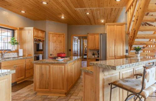 MAJESTIC VIEWS FAMILY LODGE with Large Deck - Photo 5