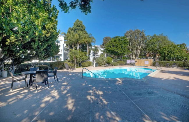 Southern Exposure w/ Private Balcony - Foto 16