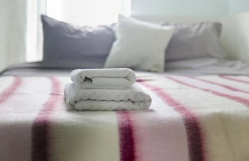 Steps from Train Station - Modern 2-Bedroom with Balcony & Cambridge Amenities, Family Friendly - Foto 33