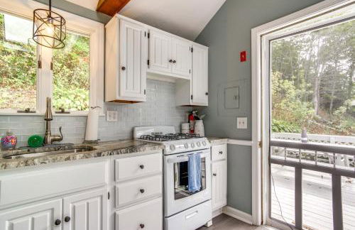 Swim and Fish On-Site! Waterfront Cape Cod Cottage - Foto 7