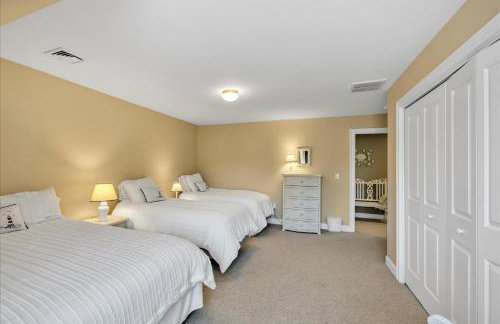 Stay 1 Block from Ocean at 7-Bed Retreat with Yard, Deck and Game Room, Host Up to 22 Across 16 Beds, Gas Fireplace, Gas Grill, Ample Parking, Walk to Menauhant Beach, Perfect for Family Getaway, 24 Hr Hospitality - Foto 62