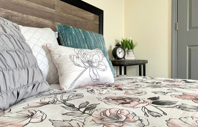 The Eastside Manor - Private Yard & Parking, Near Falls & Casino by Niagara Hospitality - Photo 6