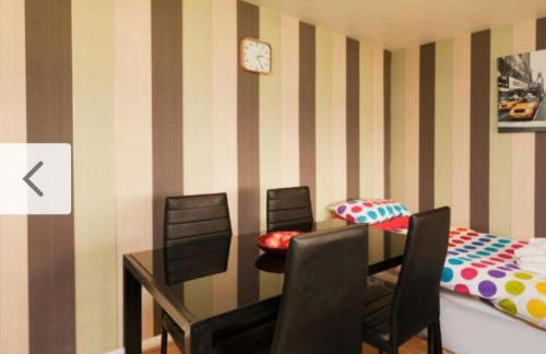 "Snooze Central" - City Centre Apartments above Victoria Centre Shopping Centre with full Kitchen in Milton Street - up to 4 Beds - most Central Location next to the Hilton Hotel - Outdoor Parking for Cars or Vans five pounds a day - Sunday 1pm Check-Out - Photo 14