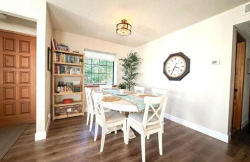 Forest Home with Deck, EV Station, King Beds - Foto 26