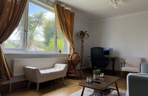 Caterham 3 Bed House, Free on street Parking - Photo 25