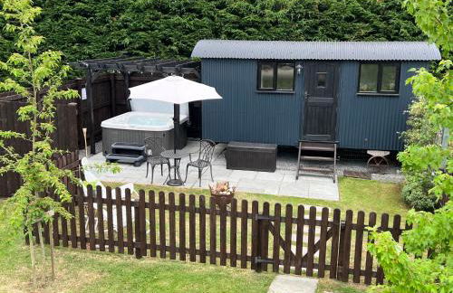 Shepherds Hut with Hot Tub - Foto 1