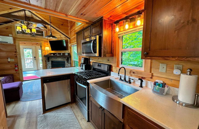 B11 NEW Awesome Tiny Home With A C Mountain Views Minutes to Skiing Hiking Attractions - Photo 11