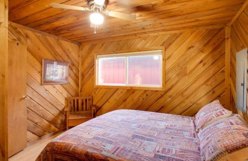 Charming Lakefront Cabin with Deck and Fire Pit! - Foto 13