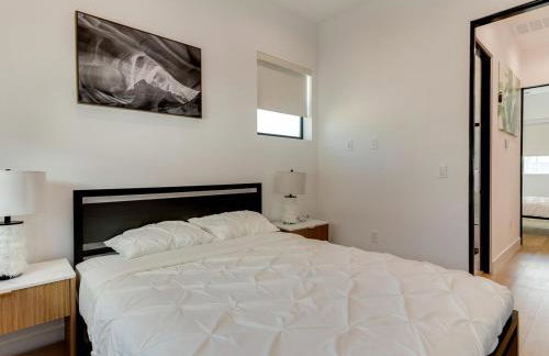 Modern Luxe Retreat Six-Bedroom - Photo 43