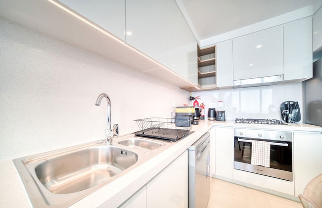 Classy Downtown 2BR w City View Balcony - Photo 28