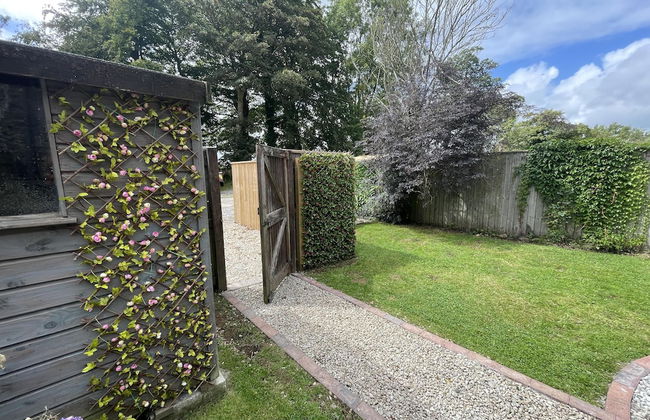 Beautiful Character Cottage - With Hot Tub - Photo 18