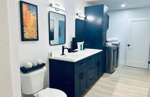 Luxe Modern Lakefront Oasis - Hot Tub, Sunset Views, Pet & Family Friendly! Close to UMF! - Foto 48