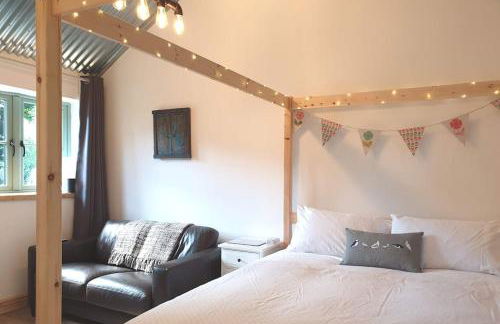 The Bothy near Tenby, Big Projector Screen, Four-poster bed, on-site HOT TUB access via Spa Pack - Photo 16